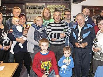 Vorsitzende Regina Marr (links) und Zweiter Vorsitzender Stefan Fleischmann (Zweiter von links) zeichneten die flei&szlig;igsten Radler der Concordia Schw&uuml;rbitz mit Pokalen aus. Foto: Stefan Fleischmann
