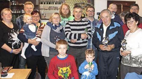 Vorsitzende Regina Marr (links) und Zweiter Vorsitzender Stefan Fleischmann (Zweiter von links) zeichneten die flei&szlig;igsten Radler der Concordia Schw&uuml;rbitz mit Pokalen aus. Foto: Stefan Fleischmann