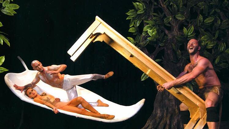 Der unverschämte Kobold Puck hat das Liebesnest der Königin entdeckt und plant Übles: Das Ballett Györ gastiert mit Felix Mendelssohn-Bartholdy Musik zu Shakespeares "Ein Sommernachtstraum" beim Theaterring im Kurtheater.  Foto: Alexander Bognár