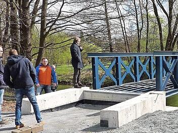 Bürgermeister Rainer Detsch (r.), Günther Hempfling und Rainer Förtsch (Gemeindeverwaltung) sowie Daniel Gorl (Günther-Bau) und Stefan Engelhardt (SRP Kronach) verfolgen aufmerksam den Montagefortschritt am Engelessteg.  Foto: Gerd Fleischmann