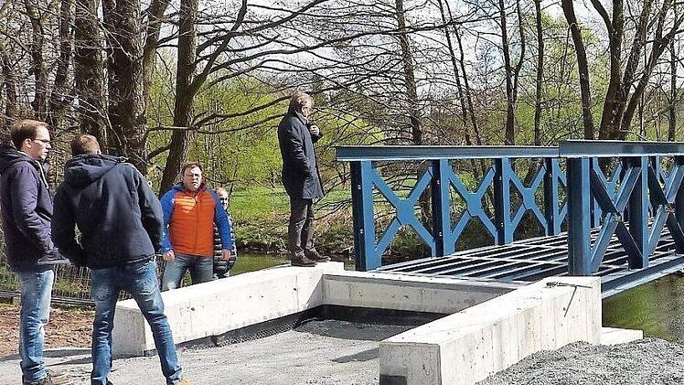 Bürgermeister Rainer Detsch (r.), Günther Hempfling und Rainer Förtsch (Gemeindeverwaltung) sowie Daniel Gorl (Günther-Bau) und Stefan Engelhardt (SRP Kronach) verfolgen aufmerksam den Montagefortschritt am Engelessteg.  Foto: Gerd Fleischmann