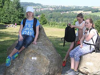 Hannah Unglaub (11), Sarah Buchta (10) und Lara Welscher (11) sind in einem Team. Die drei Mädchen hoffen, dass sie bei der Bodenrallye gut abschneiden werden. Foto: Sonny Adam