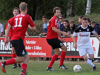 Pit Panzer (weißes Trikot), Torschütze in der Partie gegen Zell, ist zusammen mit seinen Kollegen des FC Sand III zu Hause im Seestadion gegen den TSV Westheim gefordert.  Foto: Günther Geiling