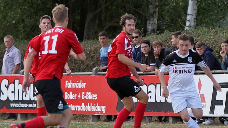 Pit Panzer (weißes Trikot), Torschütze in der Partie gegen Zell, ist zusammen mit seinen Kollegen des FC Sand III zu Hause im Seestadion gegen den TSV Westheim gefordert.  Foto: Günther Geiling