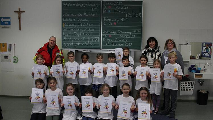 Die ersten 18 von insgesamt 40 Schulsanitätern der Niederndorfer Grundschule mit Jürgen Seiermann (ASB), Schulleiterin Heidi Forisch und Lehrerin Silvia Eder  Fotos: Bernhard Panzer