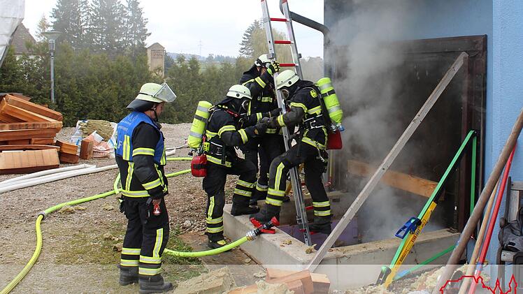 Cadolzburg: Hackschnitzellager-Brand stellt Feuerwehren vor Herausforderung - f&uuml;nfst&uuml;ndiger Einsatz
