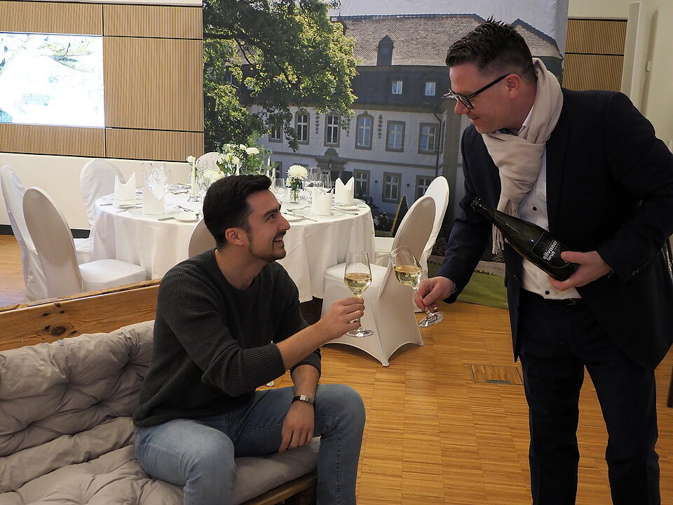 Inkl. Braut- und Festmodenschauen.