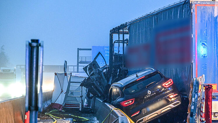Unfall auf spiegelglatter Autobahn bei N&uuml;rnberg
