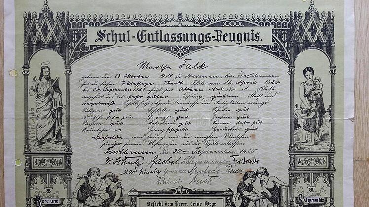 Ausgestellt in Fischhausen/Ostpreußen: das Schul-Entlassungs-Zeugnis von Marthe (Martha) Falk  Foto: Anna LIenhardt