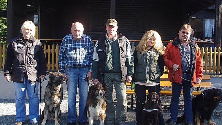 Die Teilnehmer der oberfränkischen Meisterschaft (von links): Susanne Hanft mit Django vom Haus Neipp, Werner Friedrich mit Corry, der Vorsitzende des VdH Kronach, Jens Geppert, Bianka Mayer mit Chipsy sowie Arno Holland mit Othello von der Elbperle.