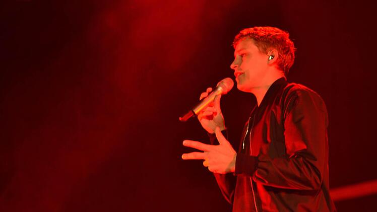 Tim Bendzko singt im roten Licht. Foto: Nikolas Pelke