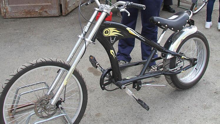 Sonderangebote standen bei der Fahrradbörse des SPD-Ortsvereins Untersteinach nicht lange herum. Doch dieses ausgefallene Chopper-Bike mit dickem Hinterreifen fand keinen Liebhaber. Foto: Sonja Adam