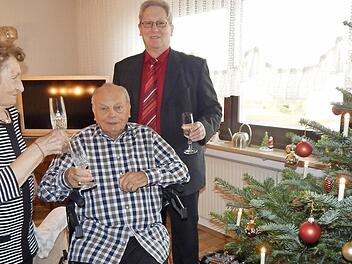 Werner Welz feierte am ersten Weihnachtsfeiertag seinen 90. Geburtstag. Seine Lebensgefährtin Brunhilde und der stellvertretende Bürgermeister Günter Schulz (SPD) stießen mit ihm an.  Foto: Mona Lisa Eigenfeld