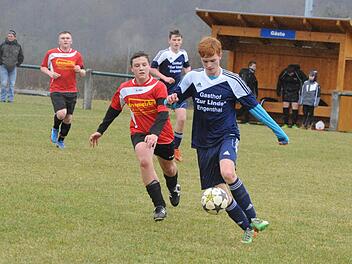 Der Eindruck täuscht: Zu selten fand Nicolas Ebner (rechts) mit dem TSV Nüdlingen den Vorwärtsgang im Spiel gegen die SG Oberelsbach (links: Lukas Fries). Foto: Hopf