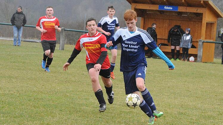 Der Eindruck täuscht: Zu selten fand Nicolas Ebner (rechts) mit dem TSV Nüdlingen den Vorwärtsgang im Spiel gegen die SG Oberelsbach (links: Lukas Fries). Foto: Hopf