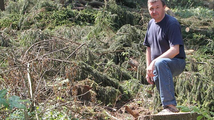Unweit des Würzburger Hauses: Der Riedenberger Bürgermeister Roland Römmelt kritisiert die Hiebmaßnahmen in den Kernzonen des Biosphärenreservats Rhön. Foto: Ulrike Müller