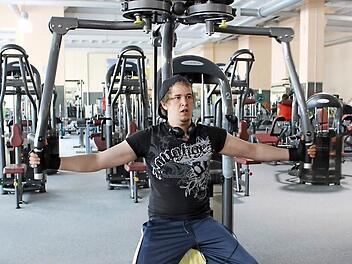 Das Training im Fitnessstudio kann jungen Menschen auch helfen, negative Erlebnisse besser zu verarbeiten.  Foto: p