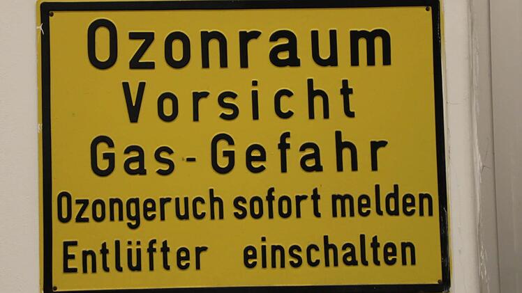 Auch vor dem Ozonraum machen Warntafeln auf die Gefahr aufmerksam. Foto: Ulrike Müller