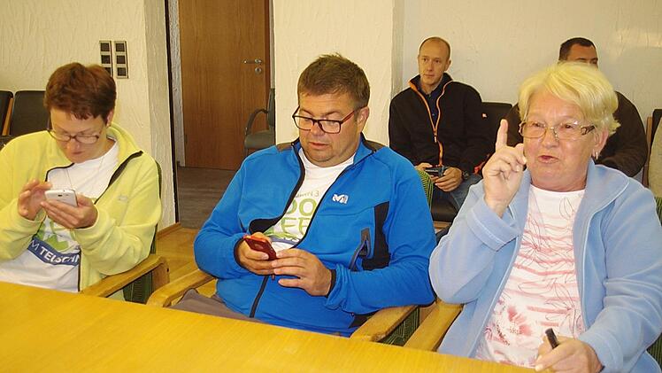 Christa Jakob z&uuml;ndet ein "Gerechtigkeitslicht" an, w&auml;hrend Christian M&uuml;ller schnell noch einmal votet. Foto: Heike Sch&uuml;lein