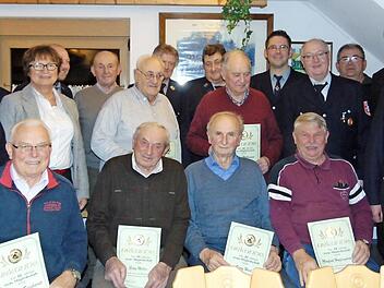 Die Geehrten der Feuerwehr Kappel  Foto: Petra Malbrich