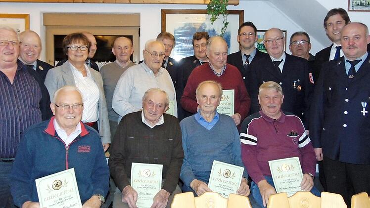 Die Geehrten der Feuerwehr Kappel  Foto: Petra Malbrich