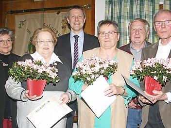 Mitgliederehrung beim Obst- und Gartenbauverein Unter- und Oberwohlsbach (von links): Vorsitzende Helga Langbein, Karin Franz, B&uuml;rgermeister Marco Steiner, Heidi Rose, Siegfried Wittmann (Kreisverband) und Gerhard Gutwill Foto: Martin Rebhan