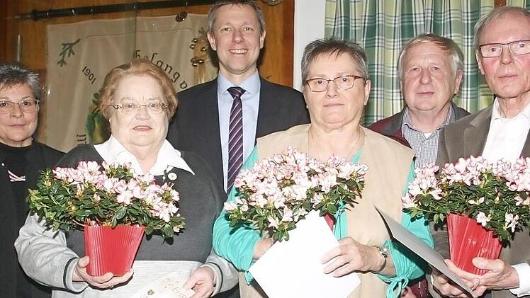 Mitgliederehrung beim Obst- und Gartenbauverein Unter- und Oberwohlsbach (von links): Vorsitzende Helga Langbein, Karin Franz, B&uuml;rgermeister Marco Steiner, Heidi Rose, Siegfried Wittmann (Kreisverband) und Gerhard Gutwill Foto: Martin Rebhan