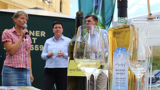 N&auml;chste Talkrunde auf der Showb&uuml;hne: (von links) Ulrike Lange vom Weingut Schloss Saaleck, die B&uuml;rgermeisterin von Oberelsbach, Birgit Erb, und der B&uuml;rgermeister von Hammelburg, Armin Warmuth. Die Weinstadt Hammelburg war nicht nur mit den Rh&ouml;ner Genussorten auf dem Bayerischen Genussfestival vertreten, sondern auch mit dem Weingut Schloss Saaleck und mit dem Weingut Ruppert bei den Fr&auml;nkischen &Ouml;kowinzern.Kathrin Kupka-Hahn