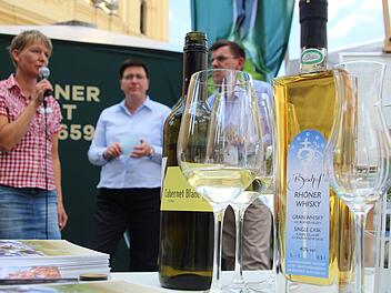 N&auml;chste Talkrunde auf der Showb&uuml;hne: (von links) Ulrike Lange vom Weingut Schloss Saaleck, die B&uuml;rgermeisterin von Oberelsbach, Birgit Erb, und der B&uuml;rgermeister von Hammelburg, Armin Warmuth. Die Weinstadt Hammelburg war nicht nur mit den Rh&ouml;ner Genussorten auf dem Bayerischen Genussfestival vertreten, sondern auch mit dem Weingut Schloss Saaleck und mit dem Weingut Ruppert bei den Fr&auml;nkischen &Ouml;kowinzern.Kathrin Kupka-Hahn