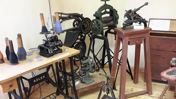 Eine Fülle von Requisiten erinnert an das Handwerk in früheren Zeiten. Eine gut ausgestattete Schusterwerkstatt wie auf diesem Foto gab es praktisch in jedem größeren Ort. Foto: Rolf Pralle