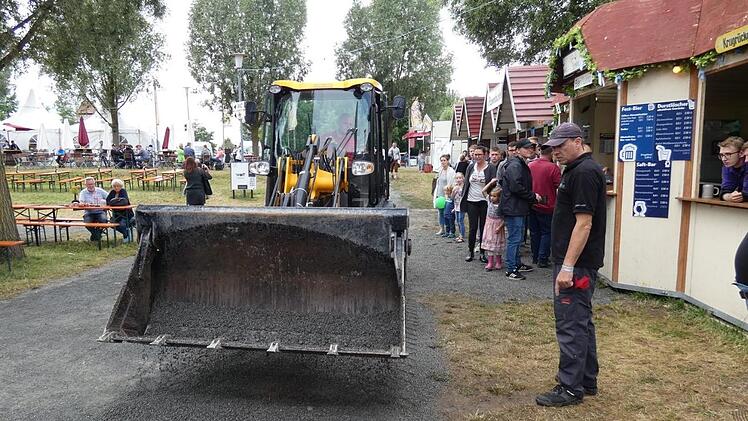 Flei&szlig;ige Helfer beseitigten am Samstag die Regenpf&uuml;tzen des Vortages.