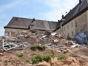Nach dem Abbruch des Rathauses aus den 1960er Jahren blieb ein Trümmerfeld. Inzwischen ist der Bauschutt beseitigt, die ersten Vergaben für den Neubau werden getroffen.  Foto: bp
