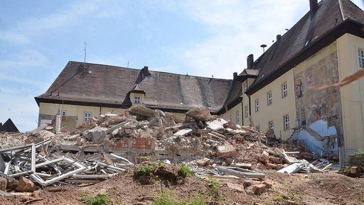 Nach dem Abbruch des Rathauses aus den 1960er Jahren blieb ein Trümmerfeld. Inzwischen ist der Bauschutt beseitigt, die ersten Vergaben für den Neubau werden getroffen.  Foto: bp
