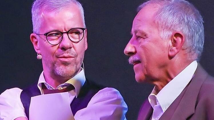 Moderator Rainer Schmidt (l.) scherzt mit dem Lebenshilfe-Vorsitzenden Klaus Gallenz.