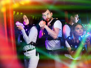 Spannende Erfahrungen sammeln die Spieler beim Lasertag in Oberwerrn. Symbolbild: Iakov Filimonov/Adobe Stock