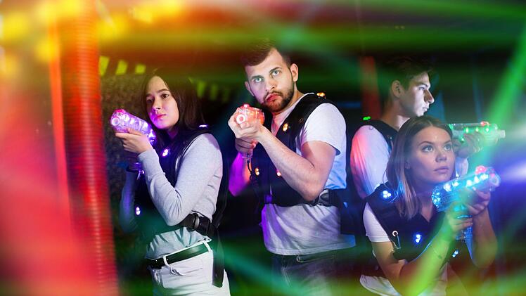 Spannende Erfahrungen sammeln die Spieler beim Lasertag in Oberwerrn. Symbolbild: Iakov Filimonov/Adobe Stock