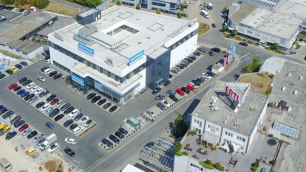 Umstrittener Sportartikelmarkt gegenüber des Ertl-Zentrums Foto: Stadt Hallstadt