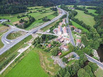 Ein Abschnitt der Ortsumgehung Zeyern  aus der Luft. Die alte Strecke der B 173 läuft direkt durch den Ort (rechts). Foto: Heinrich Weiß