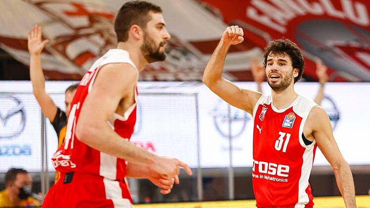 Bambergs Distanzspezialist Michele Vitali ballt nach einem erfolgreichen Dreier die Faust. Wie fast alle seine Teamkollegen steigerte sich auch der Italiener in den zweiten 20 Minuten merklich. Daniel Löb