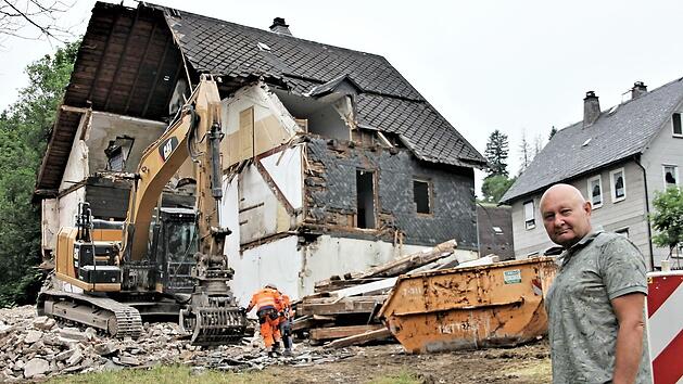 Das Anwesen Friedhofsweg 4 ist Geschichte. B&uuml;rgermeister Peter Ebertsch hofft, dass auf dem Areal m&ouml;glichst schnell dringend ben&ouml;tigter Wohnraum entsteht.