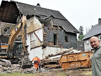 Das Anwesen Friedhofsweg 4 ist Geschichte. Bürgermeister Peter Ebertsch hofft, dass auf dem Areal möglichst schnell dringend benötigter Wohnraum entsteht.