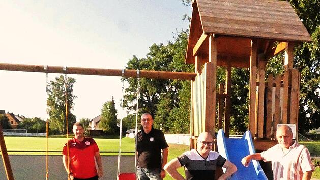 Der FC-Vorstand mit Dieter M&uuml;hlbauer und Alexander Hollweg sowie dahinter Marc und Domenik Paul.