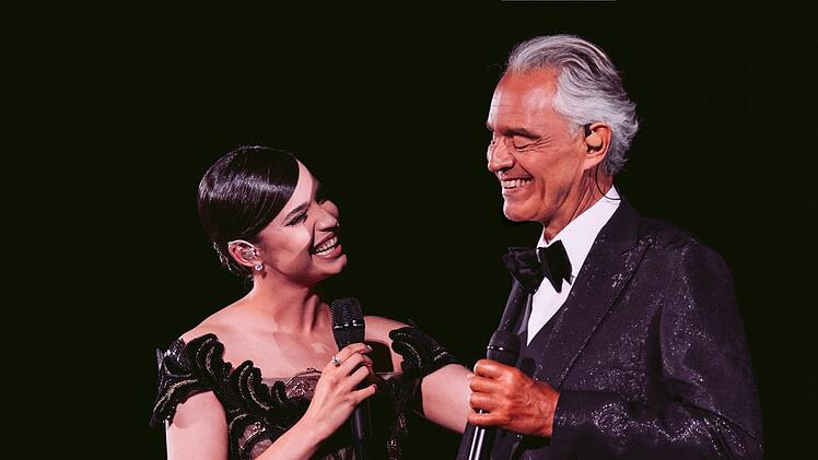 Auch die amerikanische Schauspielerin und Sängerin Sofia Carson trat auf bei Andrea Bocelli in der Toskana.