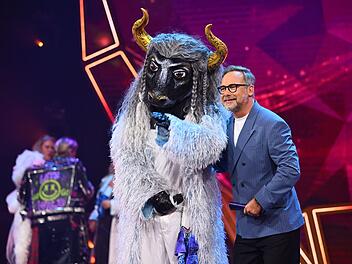 The Masked Singer 2026 - Finale Pokal-Panne! Kurz vor der Demaskierung des "The Masked Singer"-Siegers Fernando El Toro wurde Moderator Matthias Opdenhövel (rechts) zum "Demolition Man" und schrottete den Siegerpokal.