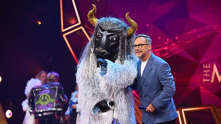 Pokal-Panne! Kurz vor der Demaskierung des "The Masked Singer"-Siegers Fernando El Toro wurde Moderator Matthias Opdenh&ouml;vel (rechts) zum "Demolition Man" und schrottete den Siegerpokal.