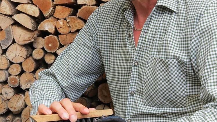 Nach dem Wandern ist vor dem Wandern: Damit sie wieder fit für den nächsten Einsatz sind. Wolfgang Schaub beim Schuhesäubern - schließlich ist gutes Schuhwerk unabdingbar. Foto: Doris Bauer