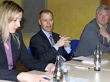Günstige Prognosen verkündeten Dr. Andreas Thumm (Mitte) und Betriebsratsvorsitzender Jürgen Hennemann (rechts) zusammen mit Pressesprecherin Antje Haase.Foto: Ralf Kestel