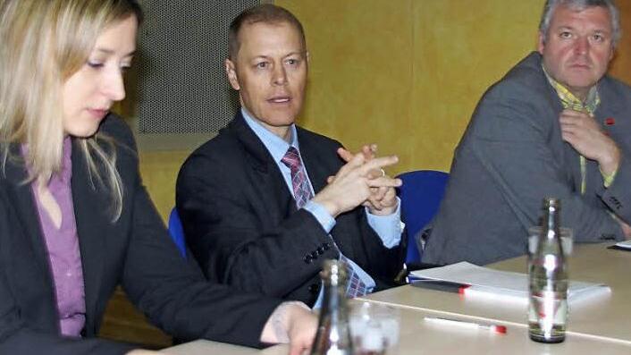 Günstige Prognosen verkündeten Dr. Andreas Thumm (Mitte) und Betriebsratsvorsitzender Jürgen Hennemann (rechts) zusammen mit Pressesprecherin Antje Haase.Foto: Ralf Kestel