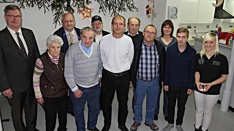 Ehrende und Geehrte bei der Ausstellung der Kleintierzuchtvereine Untermerzbach und Großheirath (von links): Schirmherr Helmut Dietz, Erika Vogel, Joachim Lerf, Oskar Vogel, Vorsitzender Helmut Schmidt, Martin Zier, Karl-Heinz Stahl, Adolf Hansky, Nicole Bosecker, Julian Aman und Marina Schmidt.  Foto: Helmut Will