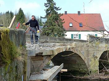 Die derzeitige Sanierung der Feulner Brücke durch die Firma ROH-Bau reißt ein großes Loch in die Trebgaster Gemeindekasse. Foto: Dieter Hübner